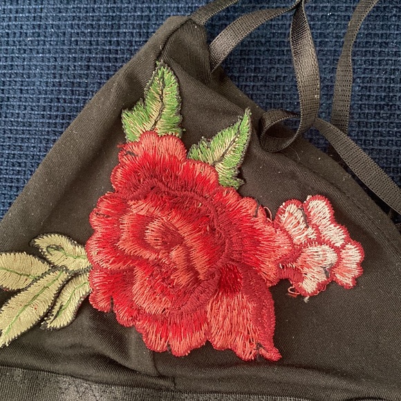 Strapy bra with embroidered flowers - Picture 2 of 4